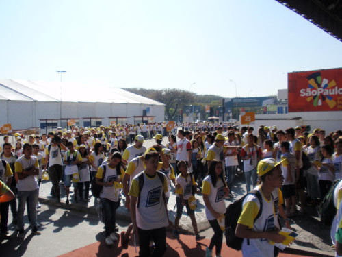 Crowd waiting to enter Anhembi Pavilion