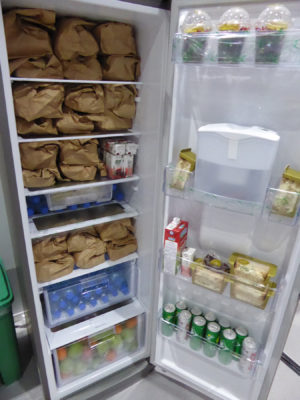 Refrigerator supplied with abundant food and drinks